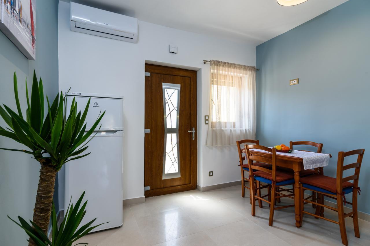 Apartmani Marko I Ana Marina Exteriör bild